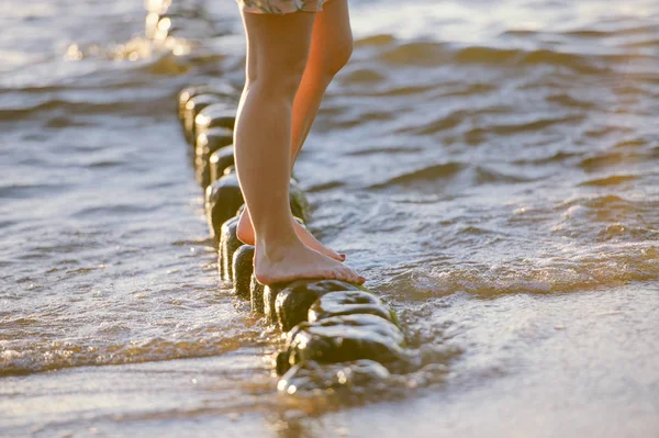 Pieds gros plan sur la plage sur le transat profitant du soleil sur la journée ensoleillée d'été . — Photo