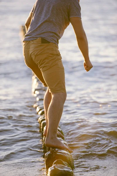 Persone che camminano sulla spiaggia nell'oceano . — Foto Stock