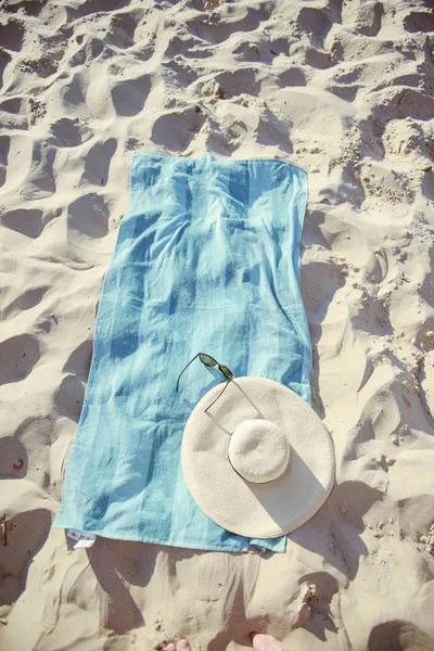 Sfondo spiaggia con cappello e asciugamano — Foto Stock