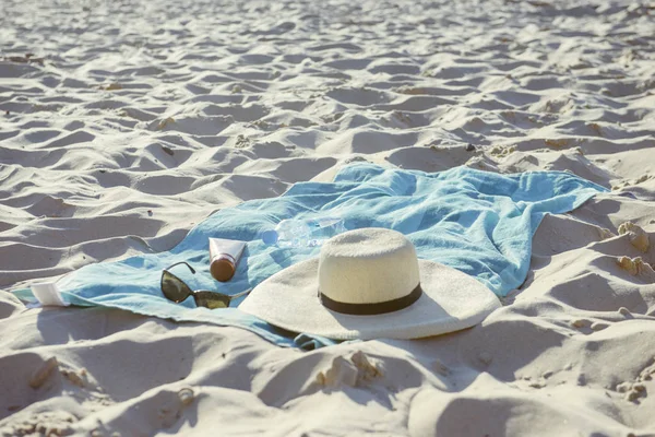 Pláž pozadí s kloboukem a ručník — Stock fotografie
