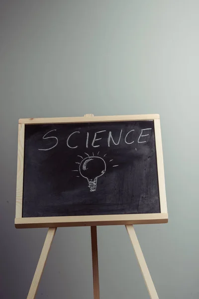 Um professor escrevendo ciência, desenhando elementos de química sobre quadro negro à mão — Fotografia de Stock