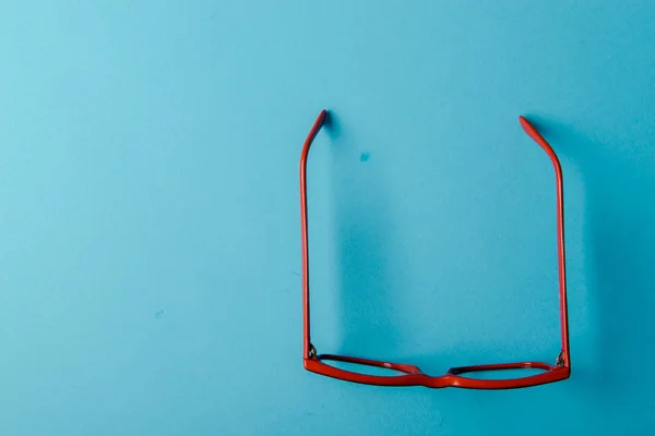 Par de óculos de plástico vermelho-rimmed — Fotografia de Stock