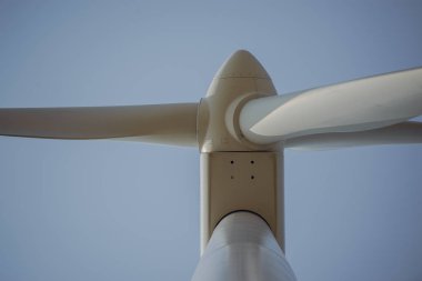 Güneşli bir gün, Windturbine