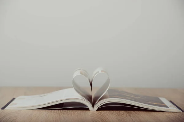 Libros en escritorio de madera . —  Fotos de Stock