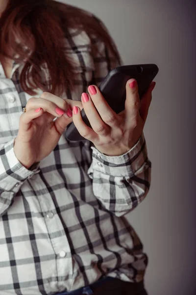 Mano de una mujer usando un smartphone — Foto de Stock