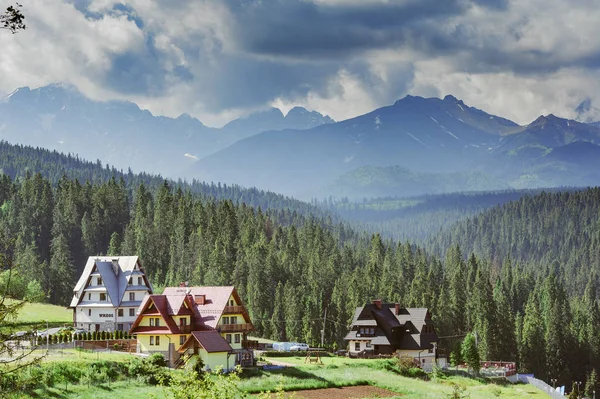 Gästehaus im traditionellen Bergstil und Berglandschaft. — Stockfoto