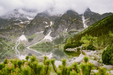 dağ gölü yaz aylarında