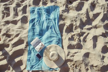 şapka ve havlu ile plaj arka plan