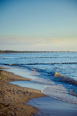 Günbatımı üzerinde Baltık Denizi'ndeki dalgakıranlar