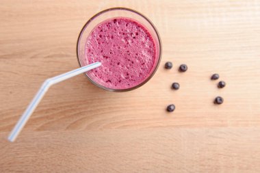 Taze böğürtlenli yabanmersini püresi.