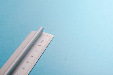 Alüminyum cetvel üzerinde mavi arka plan