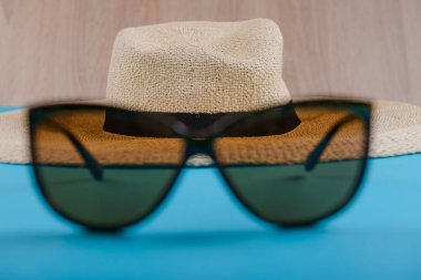 hasır şapka ve güneş gözlüğü
