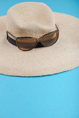 hasır şapka ve güneş gözlüğü