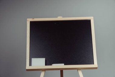 Koyu gri kayrak arkaplan veya doku.