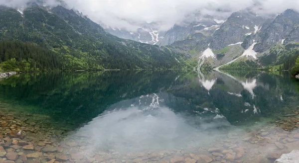Гірське озеро влітку — стокове фото
