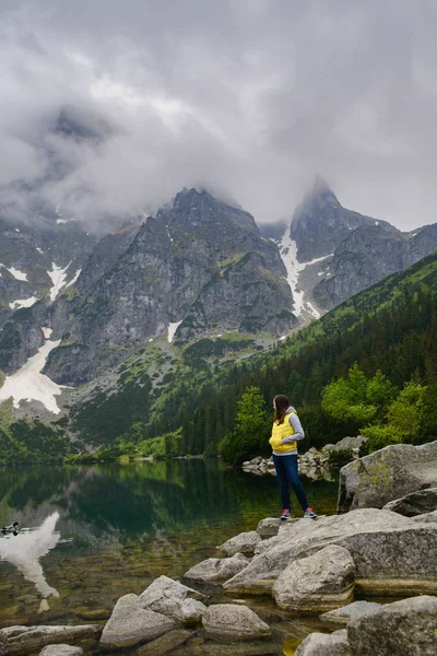 Žena relaxace na jezeře a hory slunné krajiny — Stock fotografie