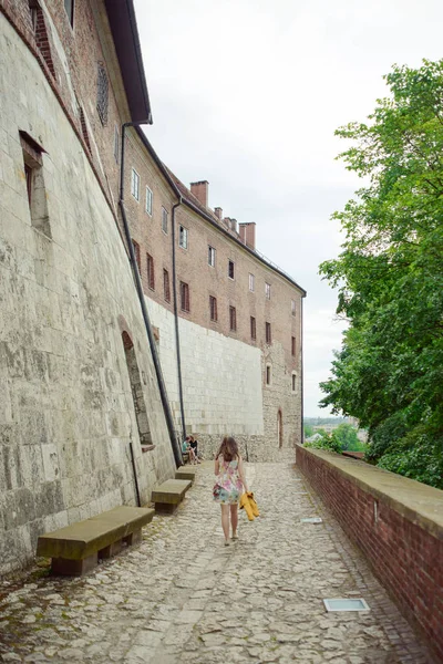 Piękna dziewczyna podczas zwiedzania starego zamku w Krakowie, Wawel. — Zdjęcie stockowe