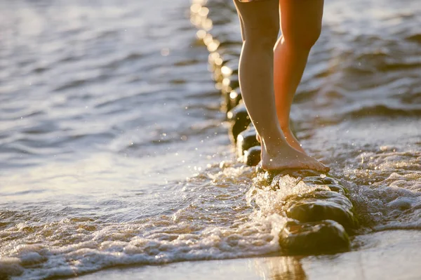 Füße Nahaufnahme am Strand auf der Sonnenliege Sonne genießen an sonnigen Sommertagen. — Stockfoto