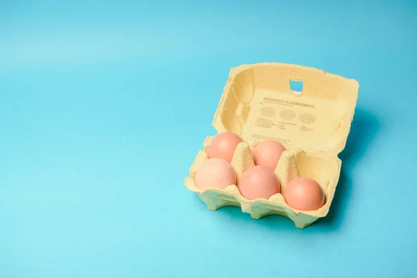 Vista da caixa aberta de ovos de galinha — Fotografia de Stock