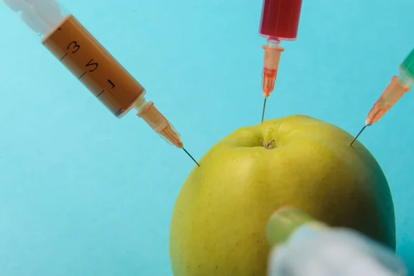 Additifs chimiques dans les aliments ou concept de fruit génétiquement modifié . — Photo