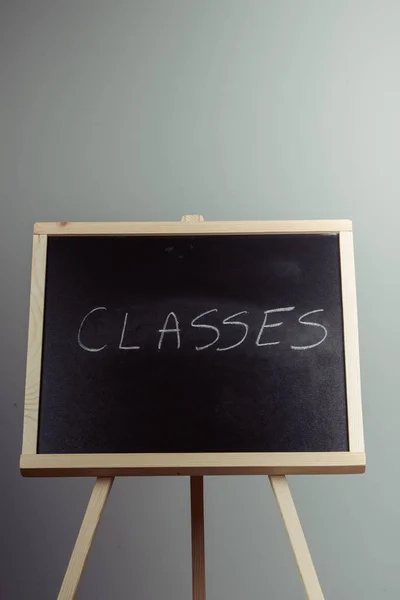 黒い黒板に白いチョークで書かれたクラス — ストック写真