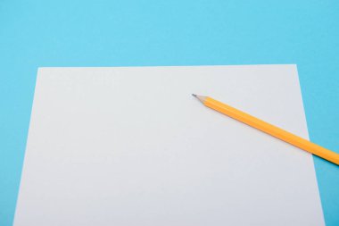 Boş kağıt ve sarı kalemler