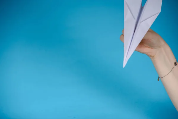 Papierflieger, blauer Hintergrund — Stockfoto