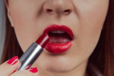 Profesyonel Makyaj. Kırmızı liptick uygulama