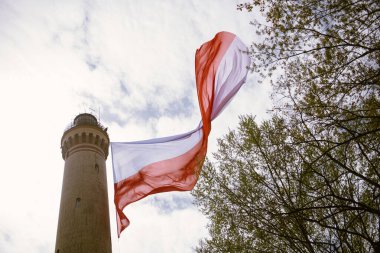 Polonya 'nın Swinoujscie şehrinde bulunan tarihi deniz feneri.