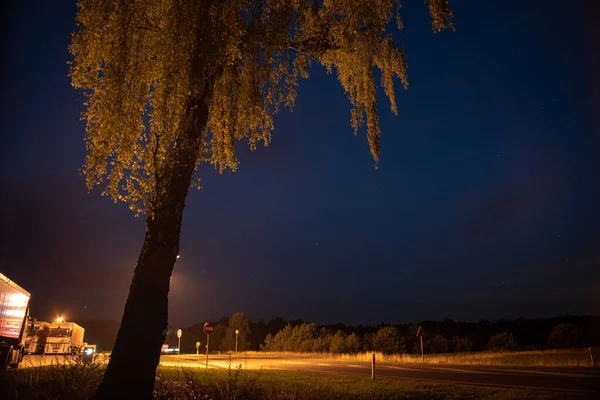 Lastbilsljusspår på motorvägen. Konstbild. Lång exponering foto taget på en motorväg — Stockfoto