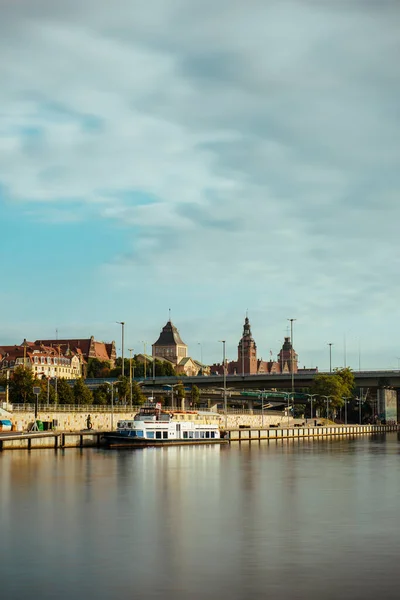 Szczecin 'deki Oder nehrinin sol kıyısında deniz müzesi ve Chrobry seti, Szczecin, Polonya — Stok fotoğraf