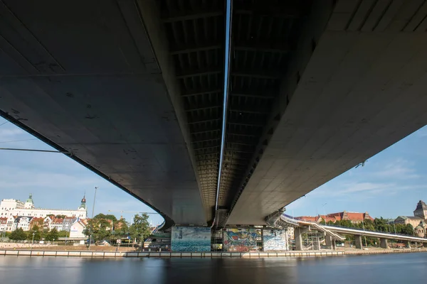 Szczecin 'deki Oder nehrinin sol kıyısında deniz müzesi ve Chrobry seti, Szczecin, Polonya. Köprünün altına bak — Stok fotoğraf