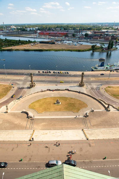 Orilla izquierda del río Oder en Szczecin con el museo marítimo — Foto de Stock