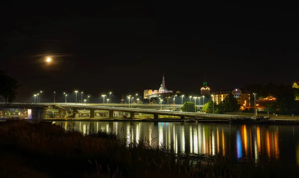 Szczecin. Éjszakai kilátás a folyón keresztül a megvilágított hi — Stock Fotó