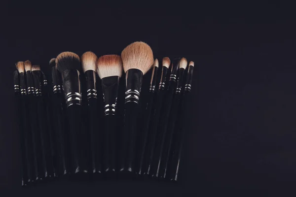 Polvo de maquillaje aislado con pincel sobre fondo negro —  Fotos de Stock