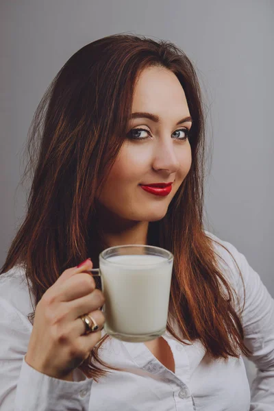 Fröhliches Mädchen mit Milchbecher in der Hand — Stockfoto