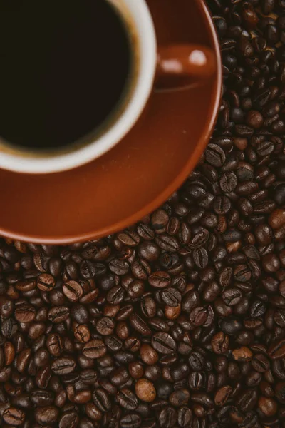 Tazza di caffè e fagioli sfondo — Foto Stock