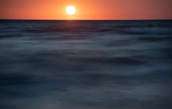 Mar Báltico al atardecer en la playa de Miedzyzdroje. Costa báltica polaca. Ciudad famosa entre el turista . — Foto de Stock