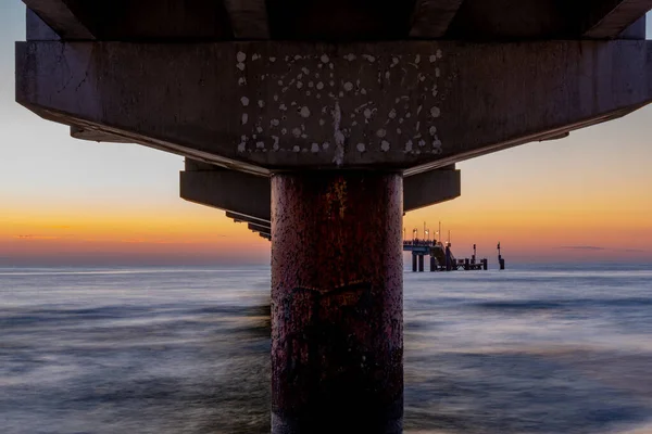 Oostzee bij prachtige zonsondergang in Miedzyzdroje strand. Poolse bal — Stockfoto