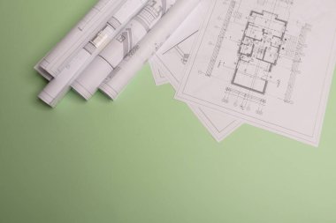 Beyaz aile kağıt evi, yığınla para, ev projeleri planı ve nane arkaplan kağıdının planları. Minimalist ve basit bir kavram, tarz. Yatay yönelim.