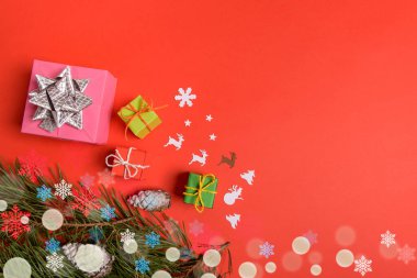Noel ya da Yeni Yıl arkaplanı, Noel süslemeleri ve köknar dallarından yapılmış sade kompozisyon, düzlük, karşılama metni için boş alan
