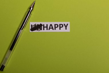 İçinde mutsuz metin olan kart, 'un' sözcüğünü erit ki 'mutlu' yazsın. Uzayı kopyala Limonlu arka plan. Stüdyo çekimi