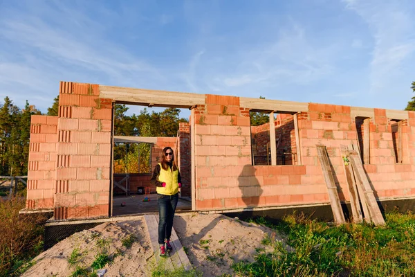Extérieur d'une maison de brique rouge inachevée Murs sous Constructio — Photo