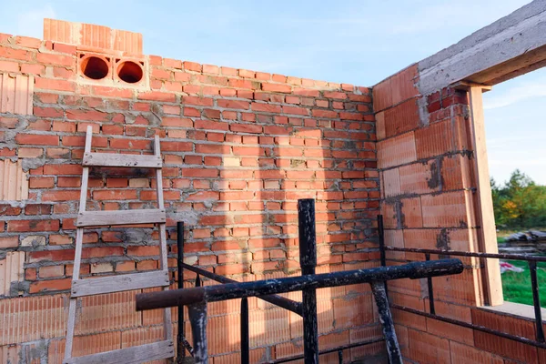 Wnętrze niedokończonego budynku z czerwonej cegły w budowie bez pokrycia dachowego — Zdjęcie stockowe