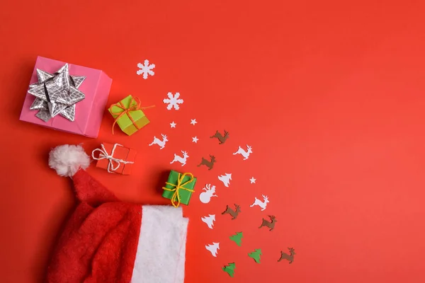 Fondo de Navidad o Año Nuevo, composición simple hecha de decoraciones de Navidad y ramas de abeto, disposición plana, espacio en blanco para un texto de saludo —  Fotos de Stock