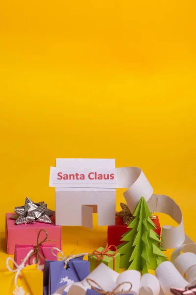 Larga carta ampliada retorcida para Santa Claus. Copiar espacio. fondo amarillo. — Foto de Stock