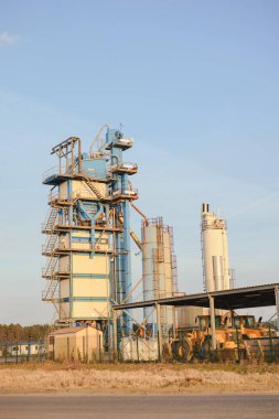 Modern sanayi üzerinde mavi gökyüzü bina