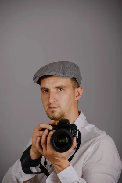 Young man using a professional camera — Stock Photo, Image