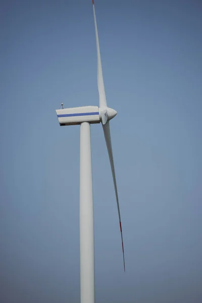 Turbine eoliche nella giornata di sole — Foto Stock