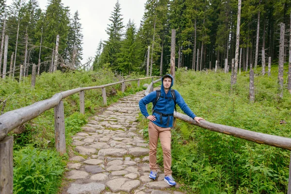 Mannen vandrare vandring på leden — Stockfoto